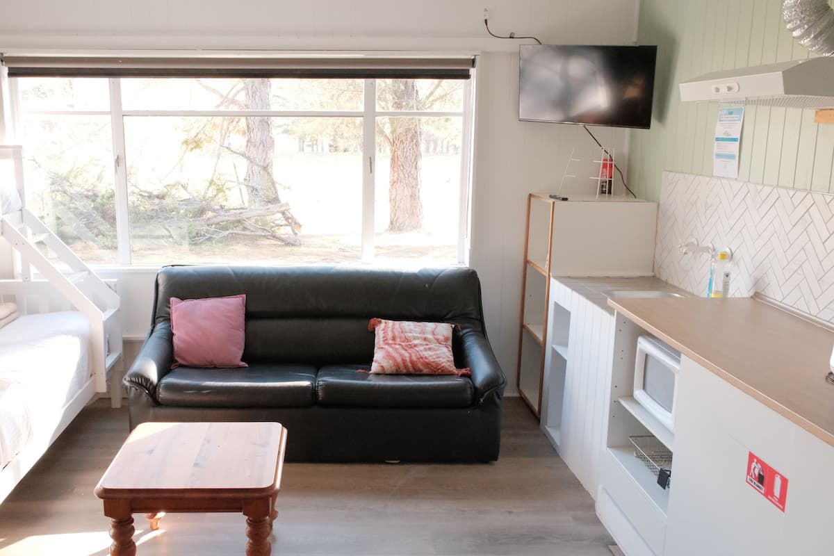 Family room with kitchenette and Private Bathroom | Wifi, muebles diferentes y ropa de cama