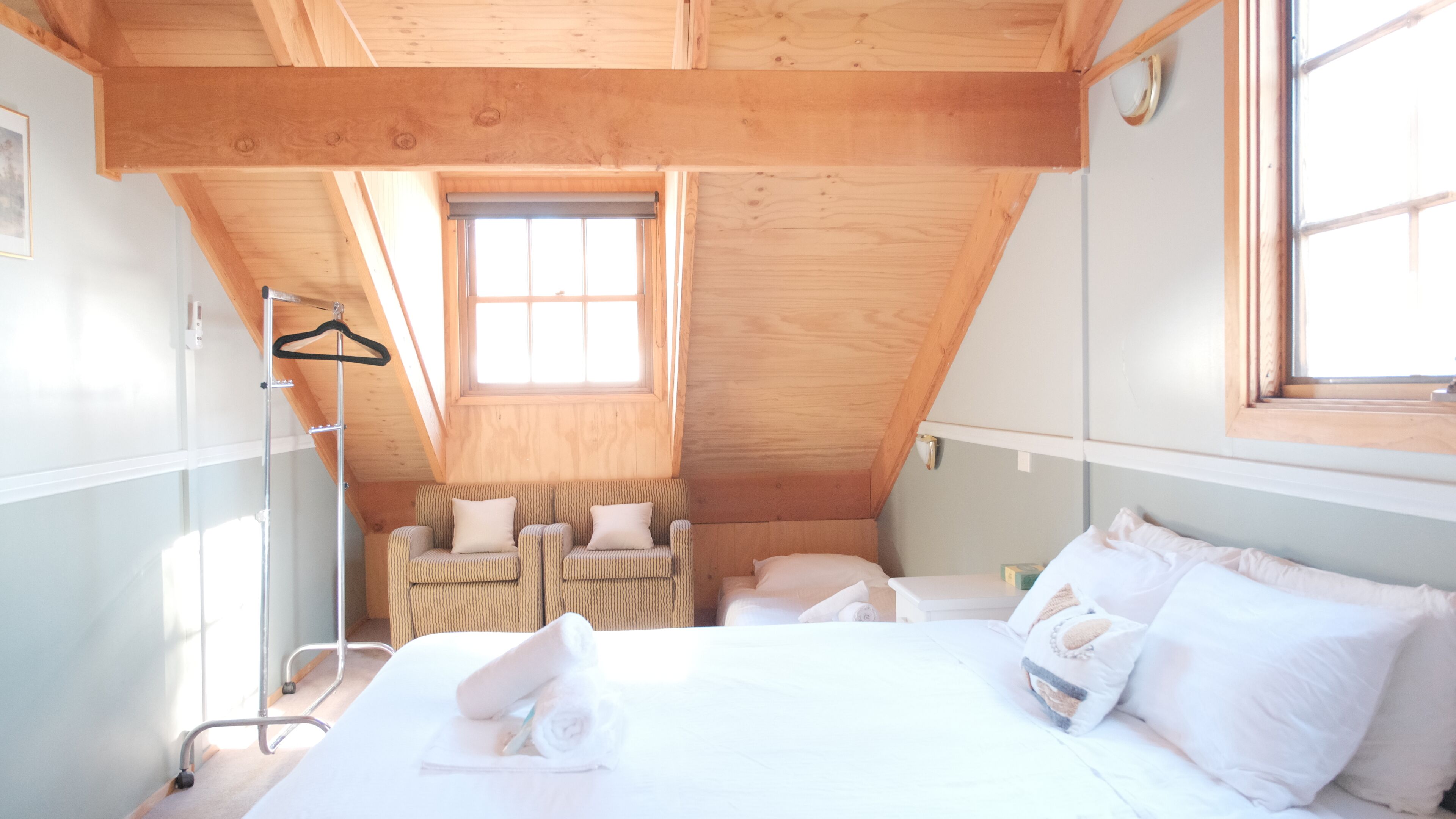 Six- Bedroom Holiday Home  | WiFi, individually furnished, bed sheets