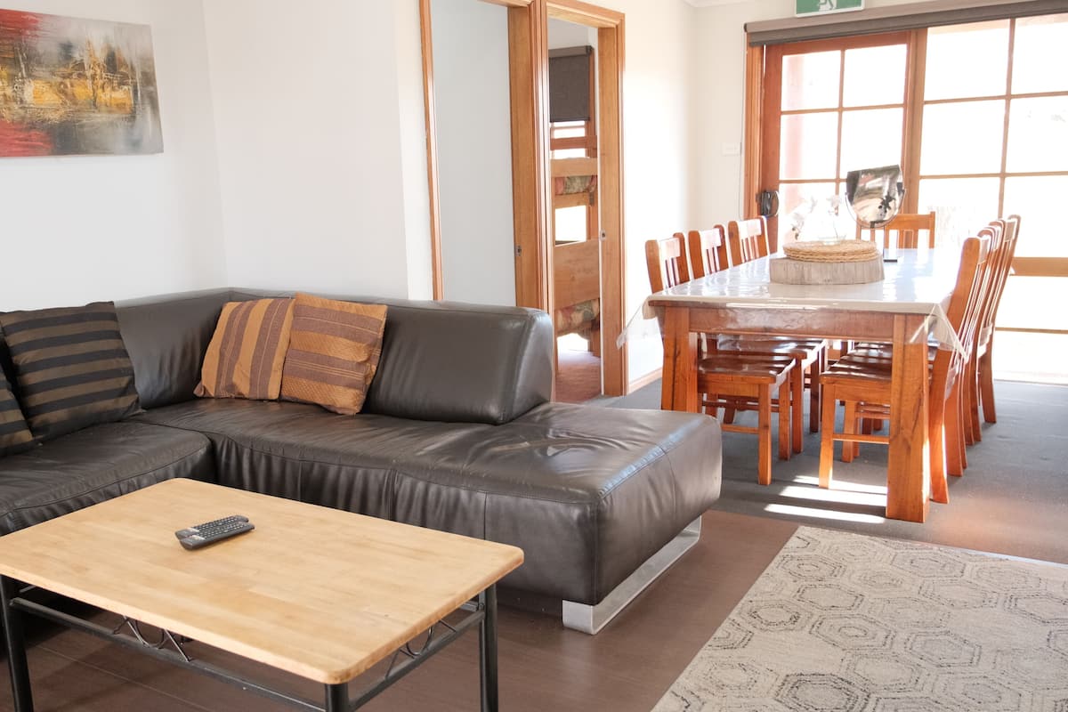 Two Bedroom Cabin with Kitchenette and Private Bathroom | Wifi, muebles diferentes y ropa de cama