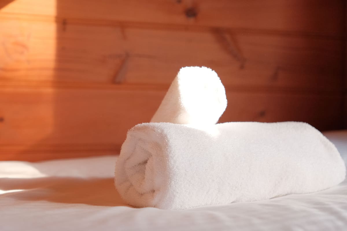 Small L shaped bunk room with shared bathroom | Wifi, muebles diferentes y ropa de cama