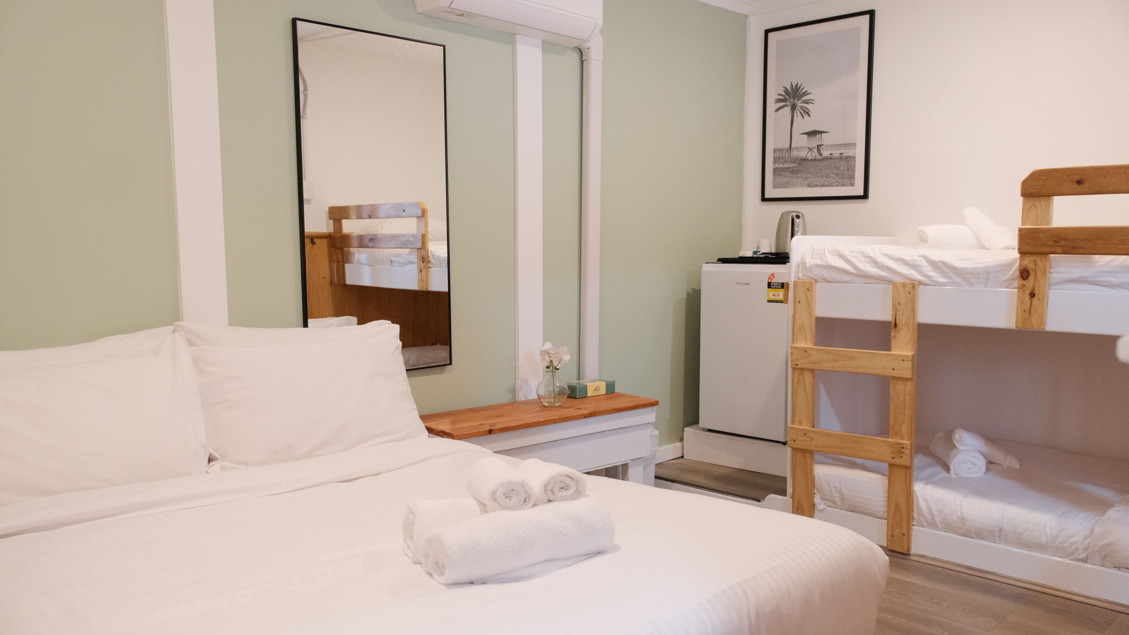 Family Room with Private Bathroom  | Wifi, mobiliario individual, ropa de cama