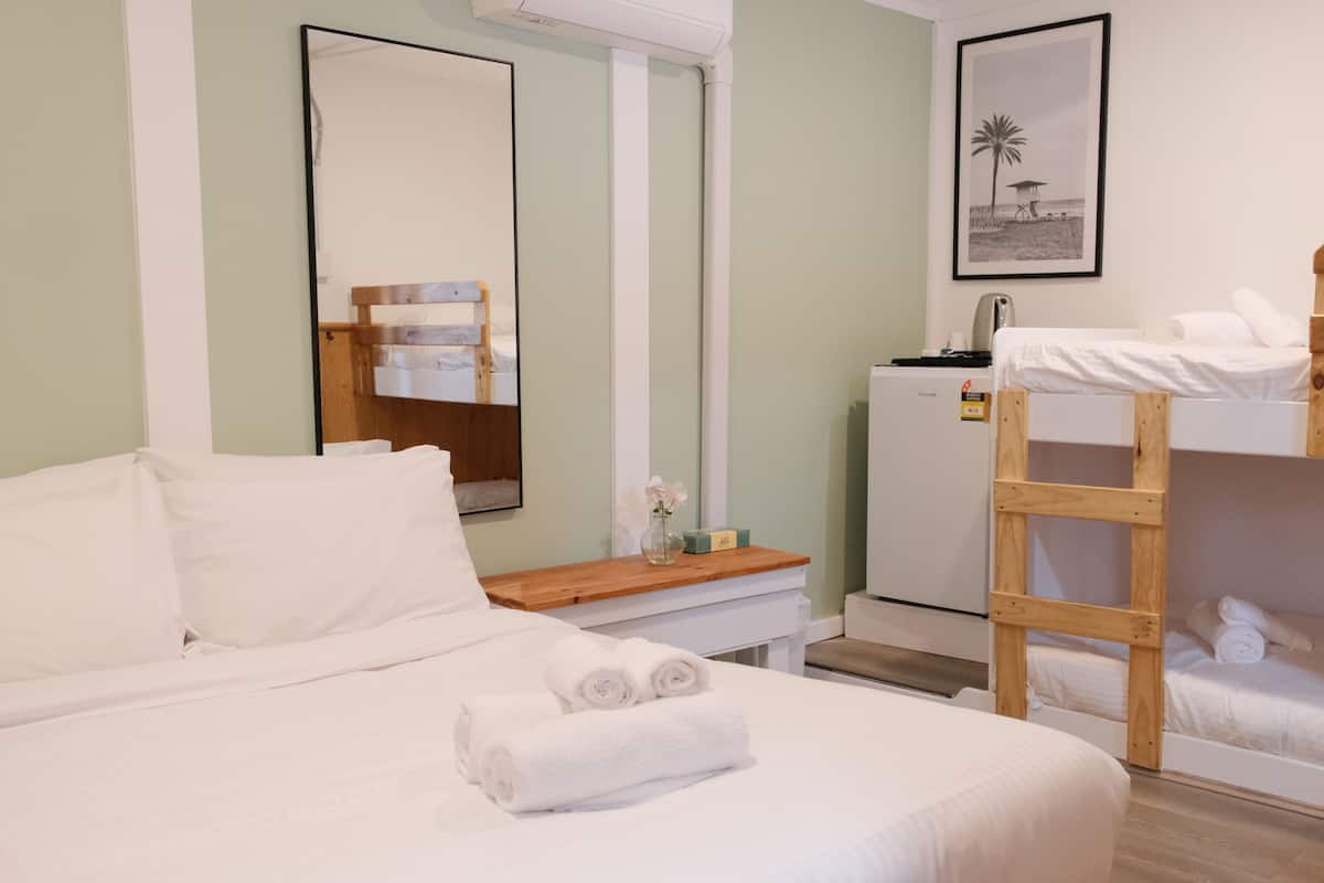 Family Room with Private Bathroom | Wifi, muebles diferentes y ropa de cama