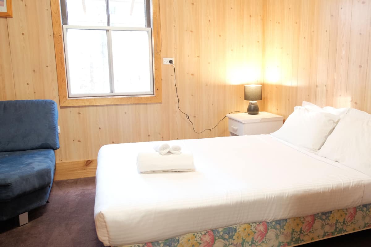 Riverside Four- Bedroom House | Wifi, muebles diferentes y ropa de cama