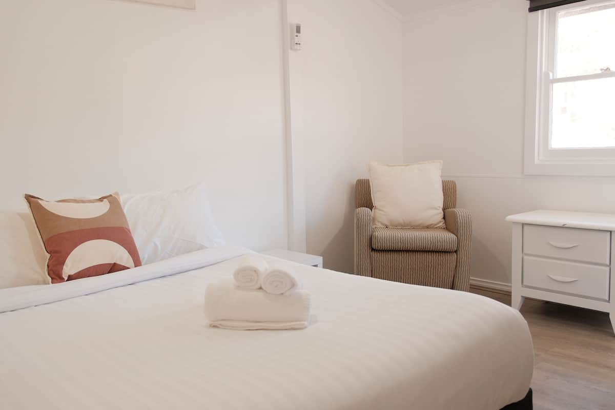Double Room with Private Bathroom | Wifi, muebles diferentes y ropa de cama