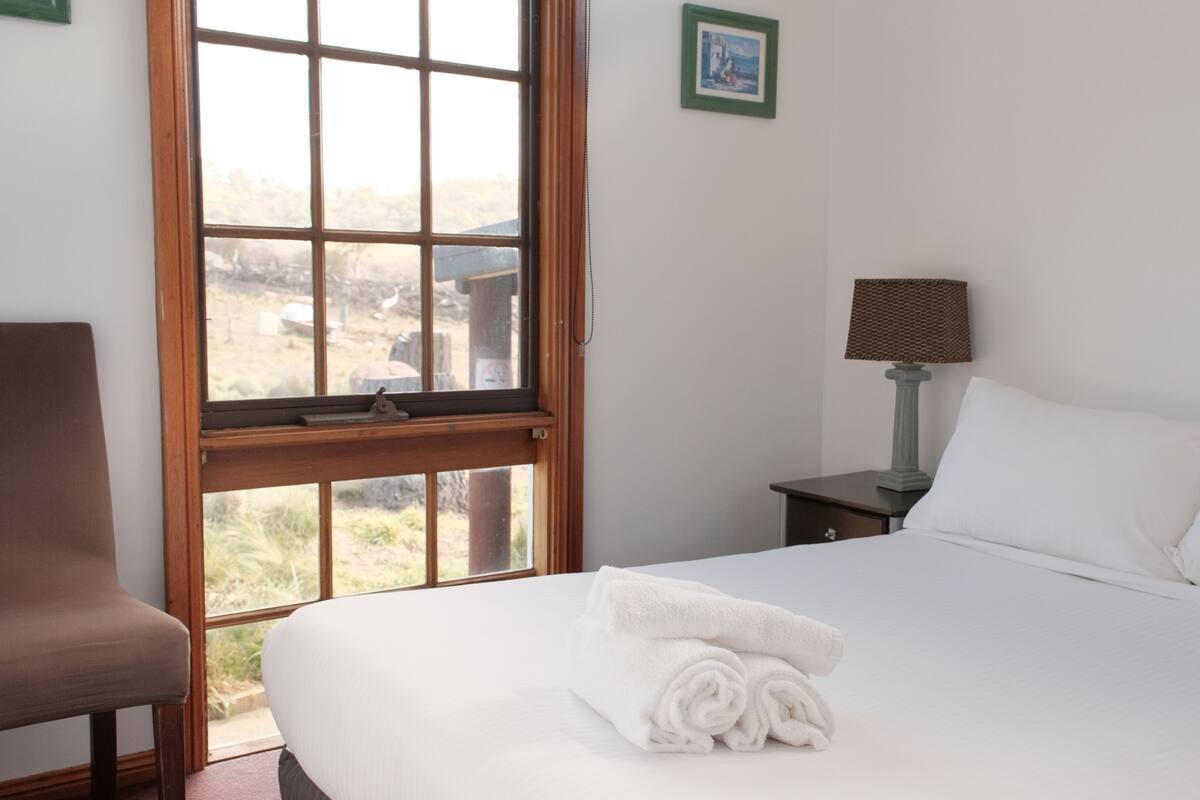 Two Bedroom Cabin with Kitchenette and Private Bathroom 