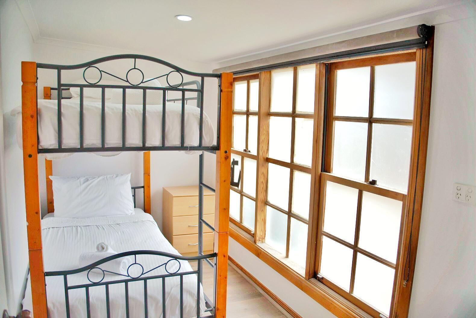 Two Bedroom Cabin with Kitchenette and Private Bathroom fits 5 | Wifi, mobiliario individual, ropa de cama