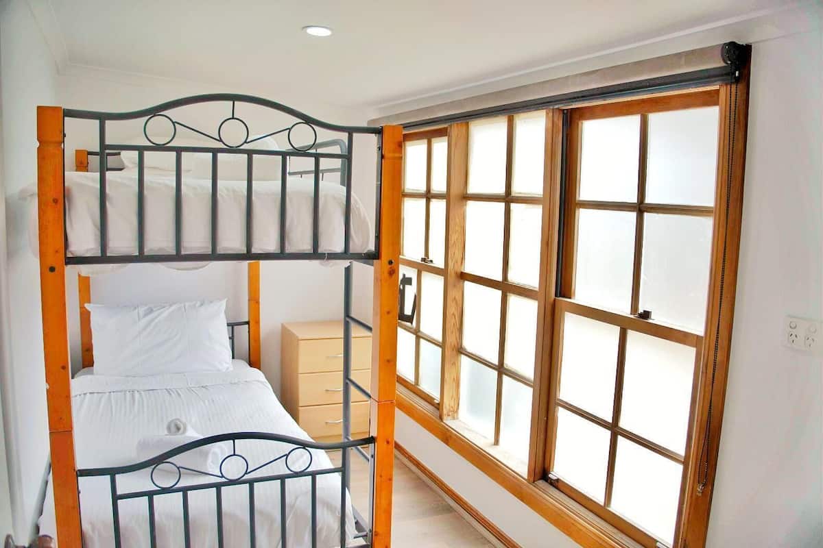 Two Bedroom Cabin with Kitchenette and Private Bathroom fits 5 | Wifi, muebles diferentes y ropa de cama