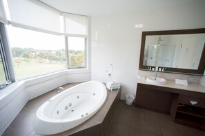 Deluxe Spa Suite with Balcony | Bathroom - The Tea Tree (Modbury)