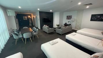 Habitació familiar (The Loft Suite) | Minibar, escriptori, cortines opaques i planxa i posts de planxar