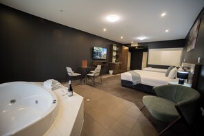 Suite Deluxe (Deluxe Spa Suite) | Minibar, escritorio, cortinas opacas y tabla de planchar con plancha