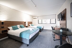 标准套房, 1 间卧室, 无烟房 (Queen/Single) | 熨斗/熨板、免费 WiFi、床单