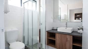 Suite estándar, 1 habitación, no fumadores (Queen/Single) | Baño | Ducha, artículos de higiene personal gratuitos y secador de pelo