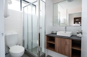 标准套房, 1 间卧室, 无烟房 (Queen/Single) | 浴室 | 淋浴设施、免费洗浴用品、吹风机、毛巾