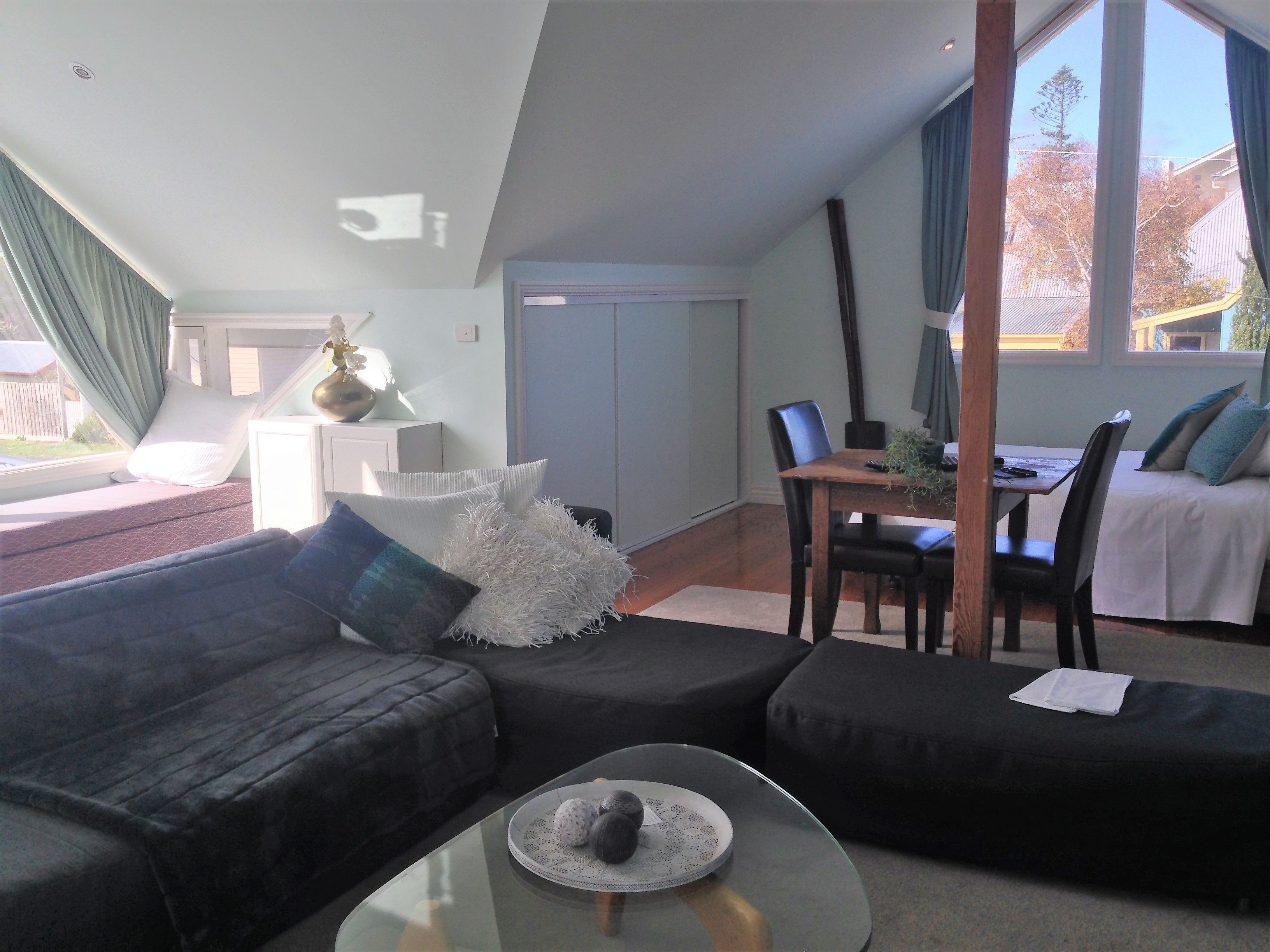 Suite Deluxe | Área de sala de estar | Televisión LCD 