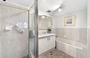 Standard Apartment, 2 Bedrooms, Garden View | Bathroom