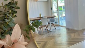 Leilighet – standard, 2 soverom, sjøutsikt | Oppholdsområde