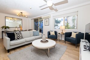 Căn hộ Tiêu chuẩn, 2 phòng ngủ, quang cảnh vườn | Khu phòng khách | TV màn hình phẳng, đầu đĩa DVD 