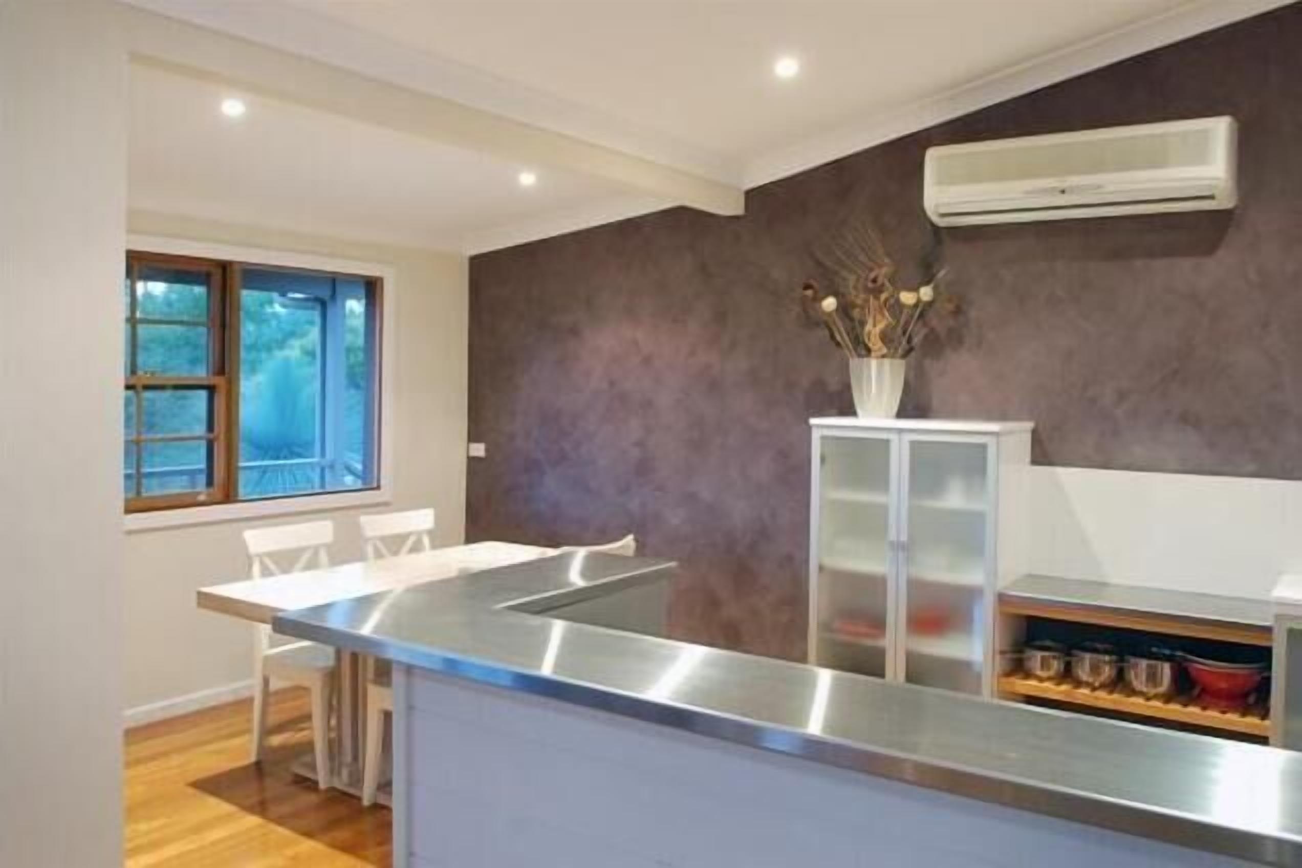 Kühlschrank, Mikrowelle, Herdplatte, Wasserkocher mit Kaffee-/Teezubehör