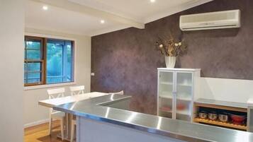 Kylskåp, mikrovågsugn, spishäll och kaffe- och tebryggare