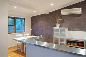 Fridge, microwave, stovetop, coffee/tea maker - Barrington Hideaway- River Cottages (Gloucester)