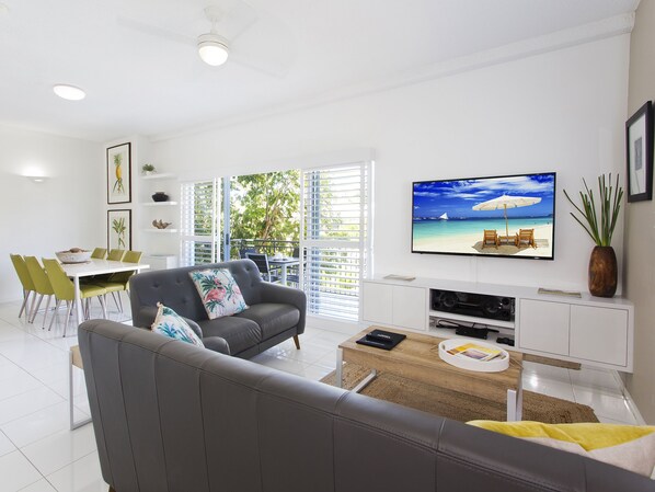 デラックス アパートメント 2 ベッドルーム | リビング エリア | 40 インチの薄型テレビ (デジタル放送視聴可)、テレビ、DVD プレーヤー