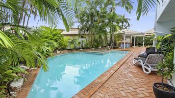 Utendørsbasseng, bassengparasoller og solsenger