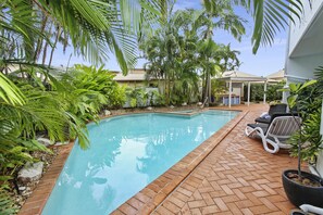 Outdoor pool, pool umbrellas, pool loungers - Rimini Holiday Apartments (Noosaville)