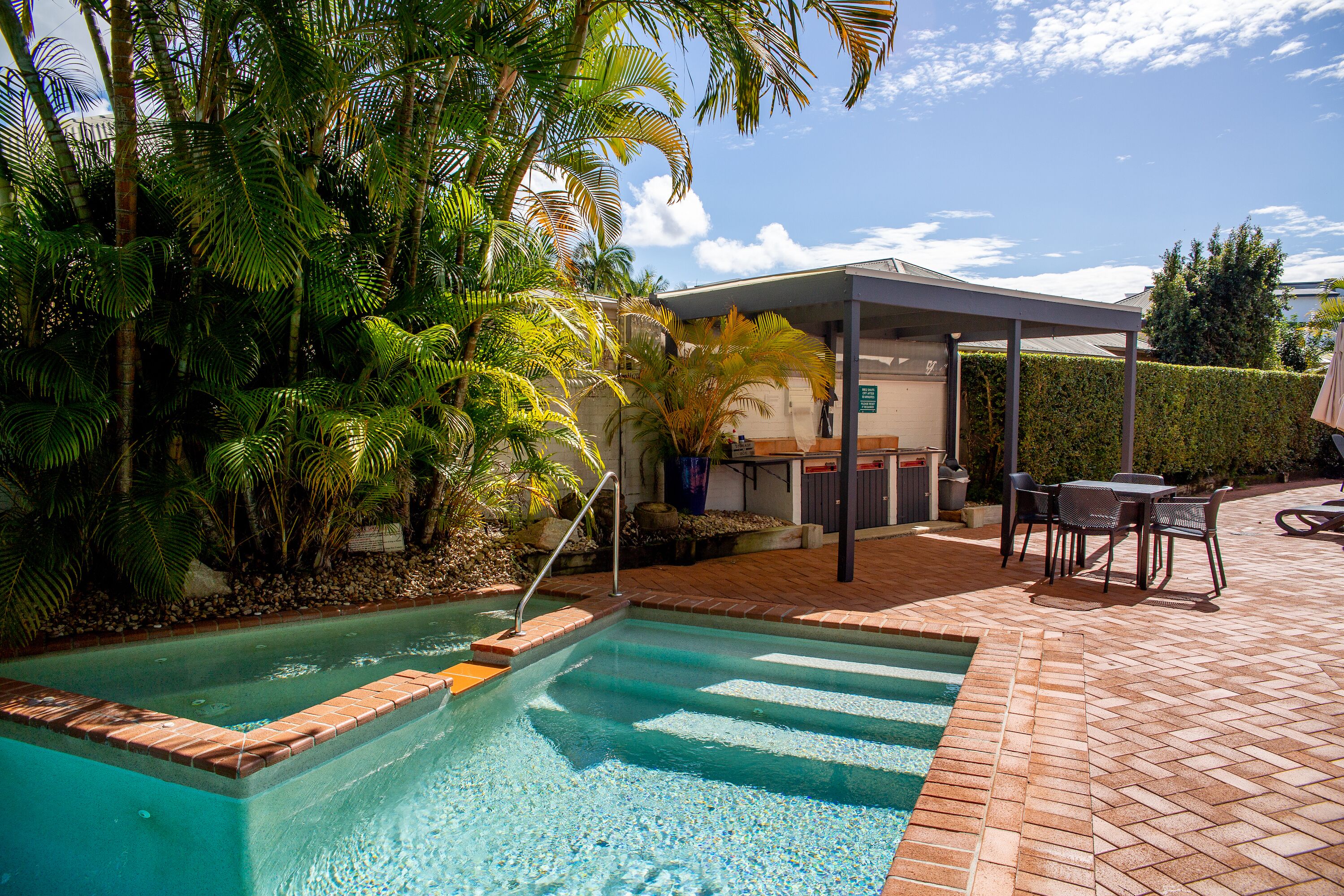 حمّام سباحة خارجي، مظلات على حمّام السباحة، مقاعد للتشمس