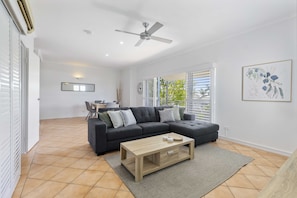 Living area - Rimini Holiday Apartments (Noosaville)