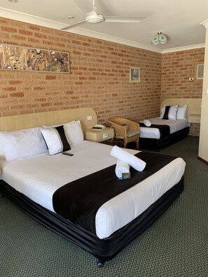 Iron/ironing board, free WiFi, bed sheets - Branxton House Motel, Hunter Valley (Branxton)