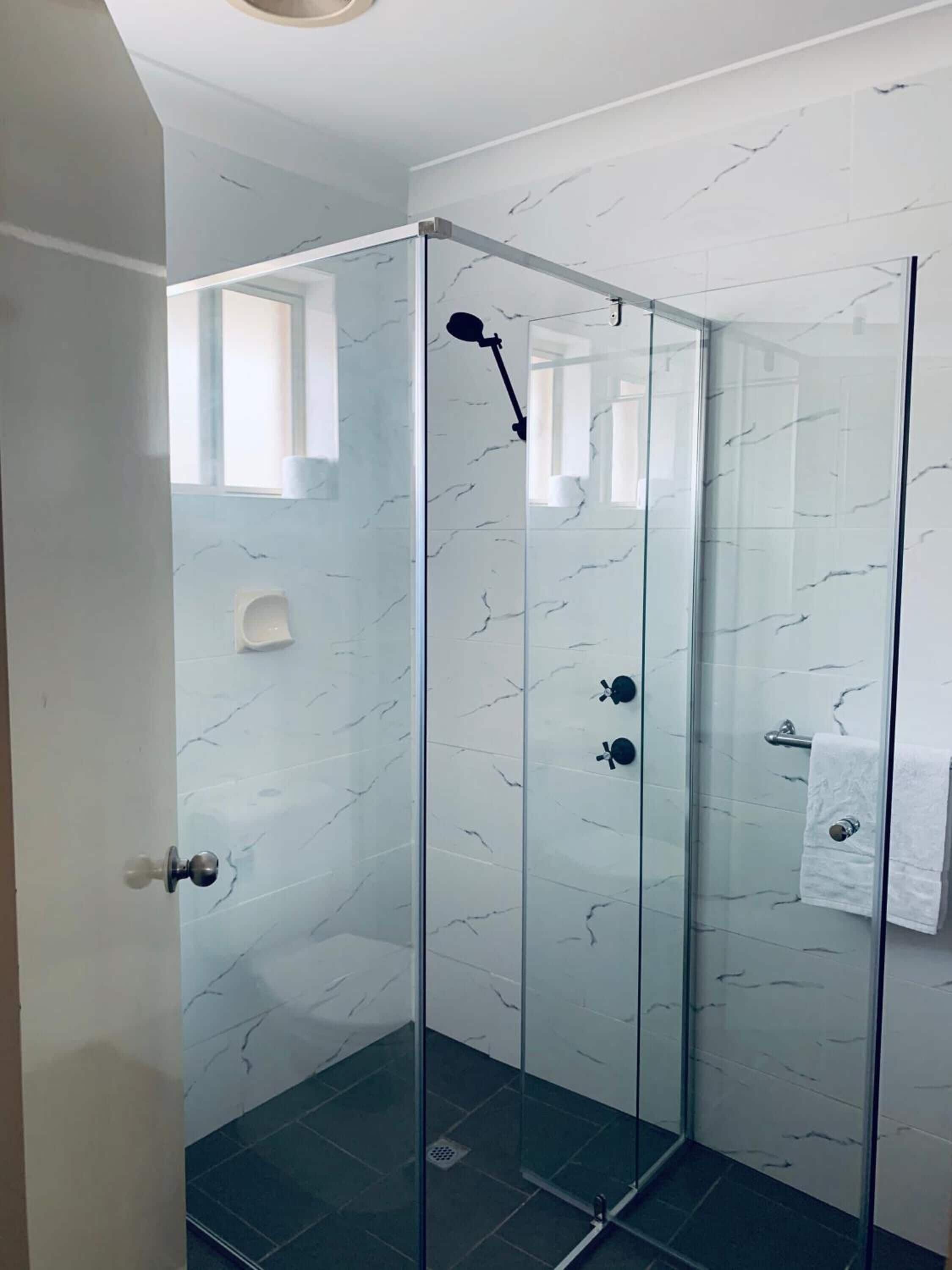 Douche, articles de toilette gratuits, sèche-cheveux