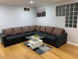 32–tuumainen LCD-televisio, jossa kaapelikanavat