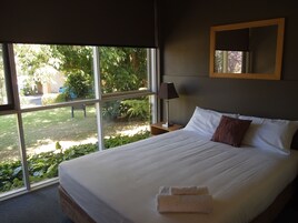 Tabla de planchar con plancha, wifi gratis y ropa de cama