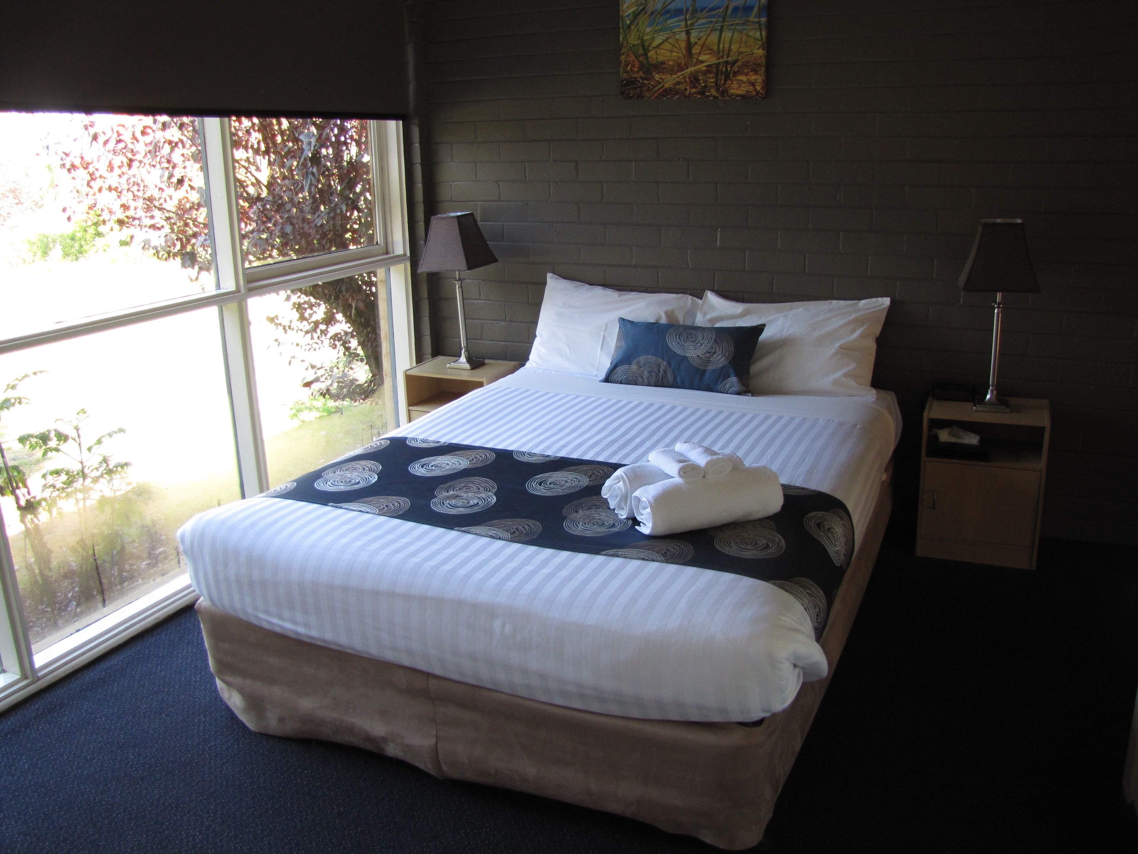 Tabla de planchar con plancha, wifi gratis y ropa de cama 