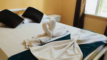 Standard Room, Non Smoking, Shared Bathroom (Double Room with Air Con) | In-room safe, free WiFi, bed sheets