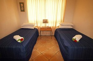 Cots/infant beds, rollaway beds, WiFi, bed sheets - Santorini By The Sea Gold Coast (Miami)