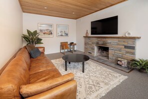House on the Hill | Living area | LCD TV, ping pong - BIG4 Wye River Holiday Park (Wye River)