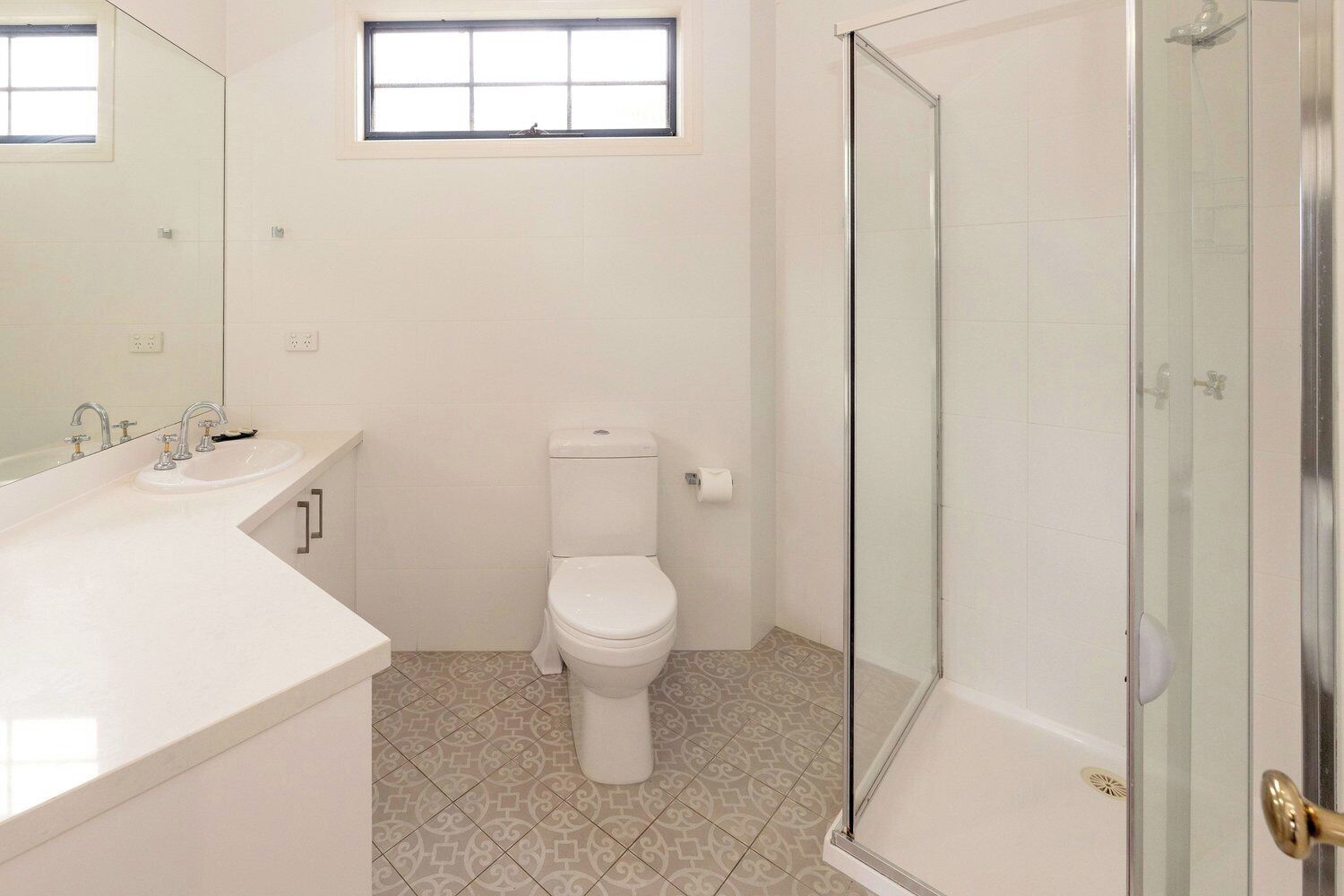 Ein Badezimmer mit Toilette, Waschbecken und Dusche.
