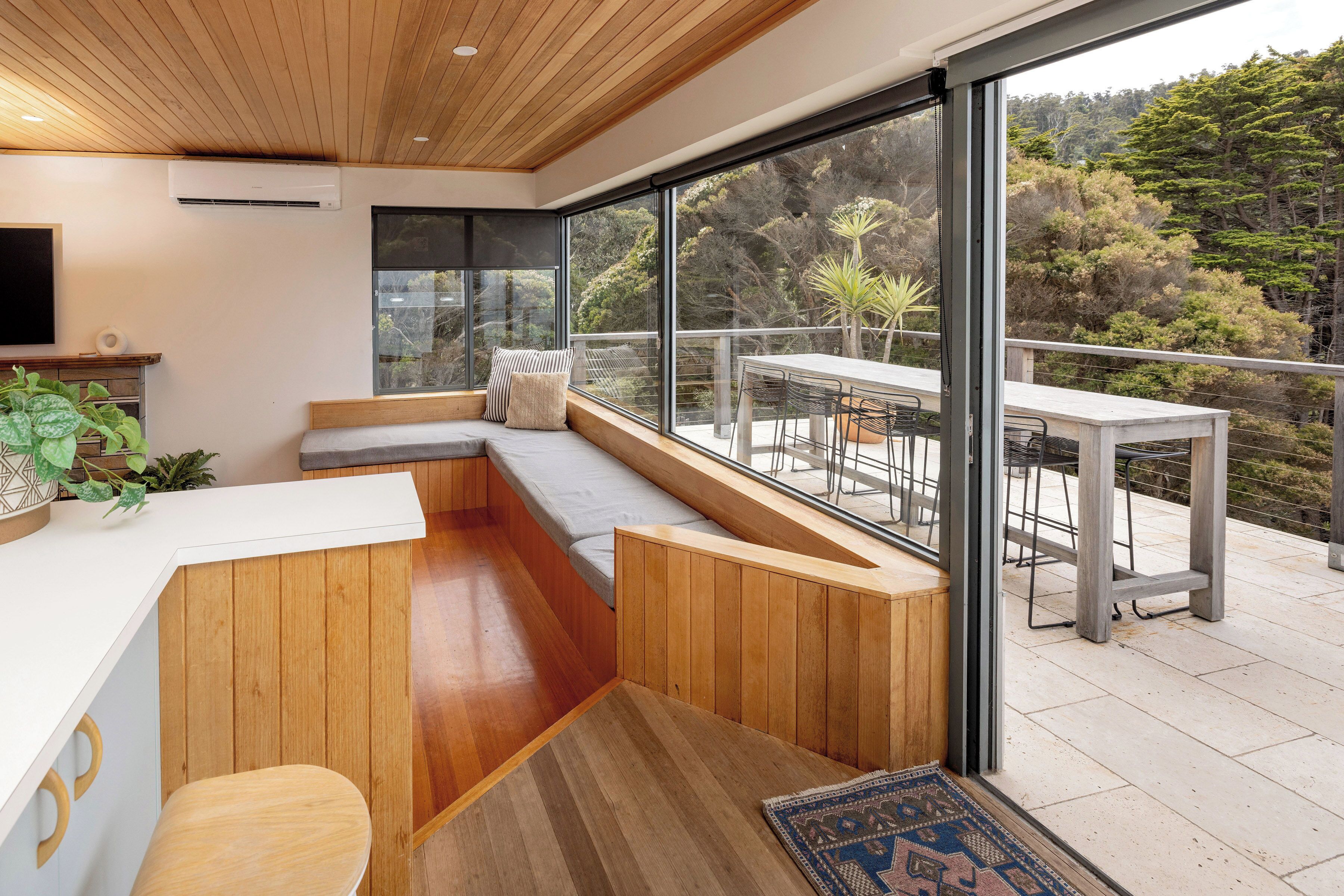 하우스 | 거실 공간 | LCD TV, 탁구