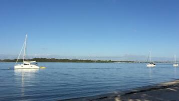 Di pantai dan pasir putih