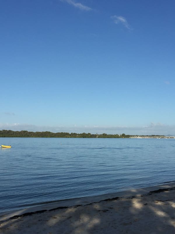 En la playa, arena blanca