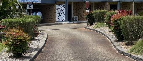 Un motel doté d’une entrée abritée, d’une façade en briques et d’une allée gravillonnée.