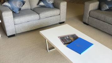 Leilighet, bassengutsikt | Individuelt innredet, skrivebord og skrivebord for bærbar PC