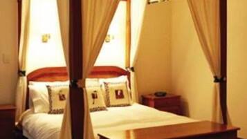 Caja de seguridad en la habitación y tabla de planchar con plancha