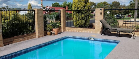 Außenpool, Liegestühle