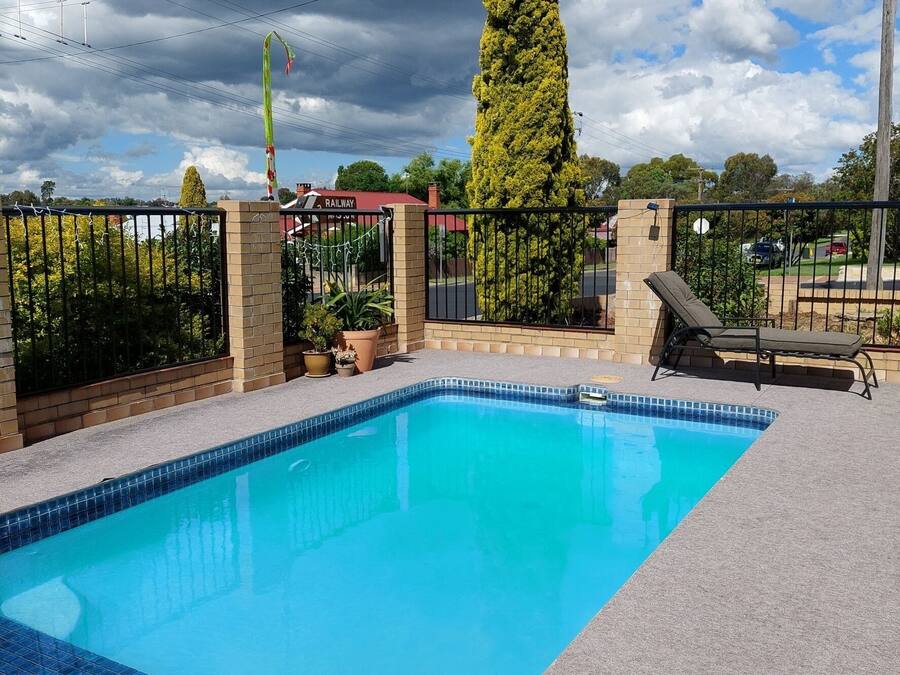 Una piscina al aire libre, tumbonas