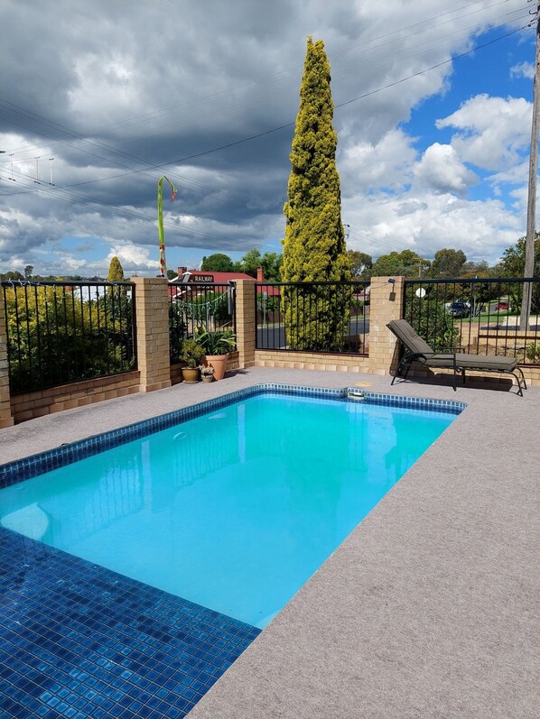 Piscine extérieure, chaises longues
