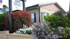 A building with a sign indicating free wireless internet. - Settlers Motor Inn (Tenterfield)