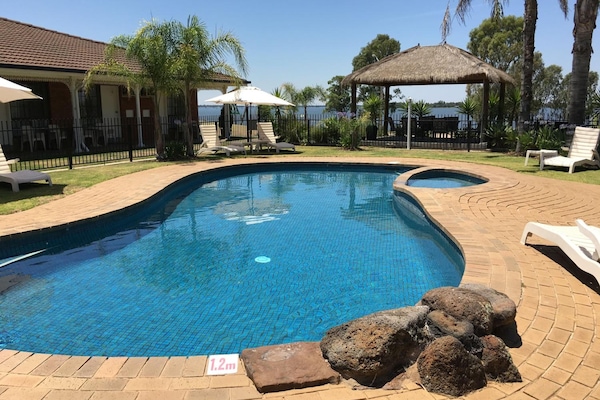 Piscina all'aperto, lettini