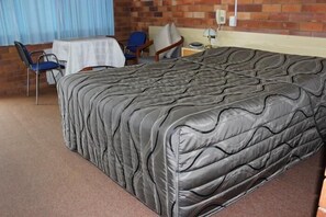 LCD TV, DVD player - Glen Innes Lodge Motel (Glen Innes)